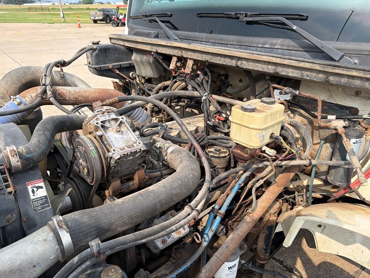 2000-freightliner-fl60-image-46