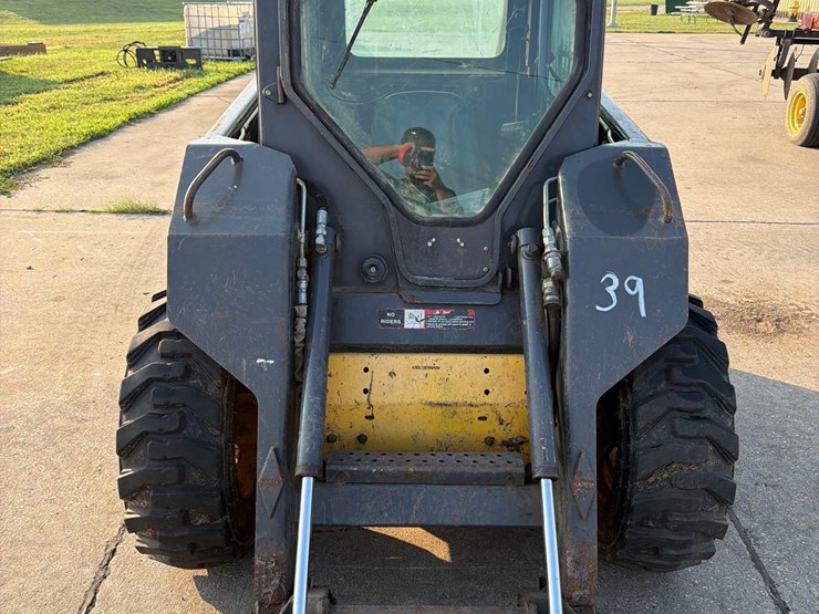 new-holland-l150-image-2