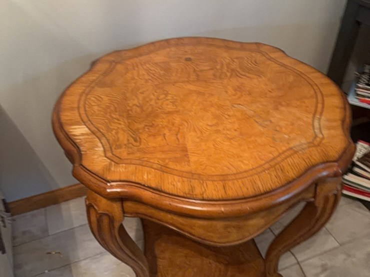 lamp-table,-note-showing-a-bit-of-wear-on-top-image-2