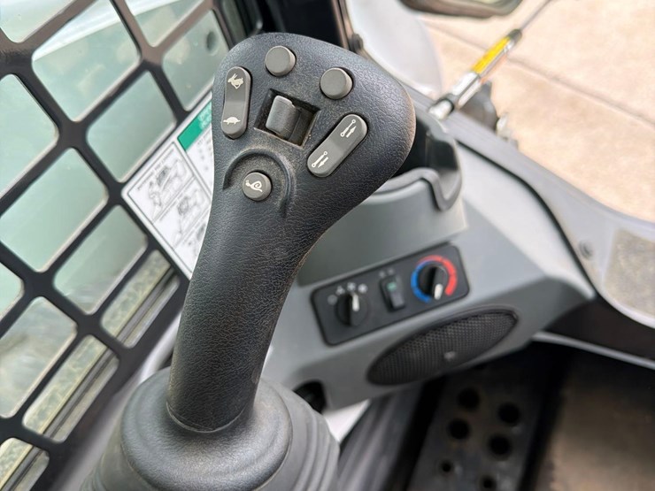 2022-bobcat-s770-image-46