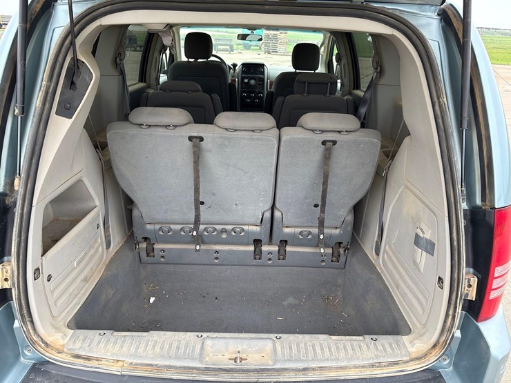 2008-chrysler-town-&-country-touring-image-39