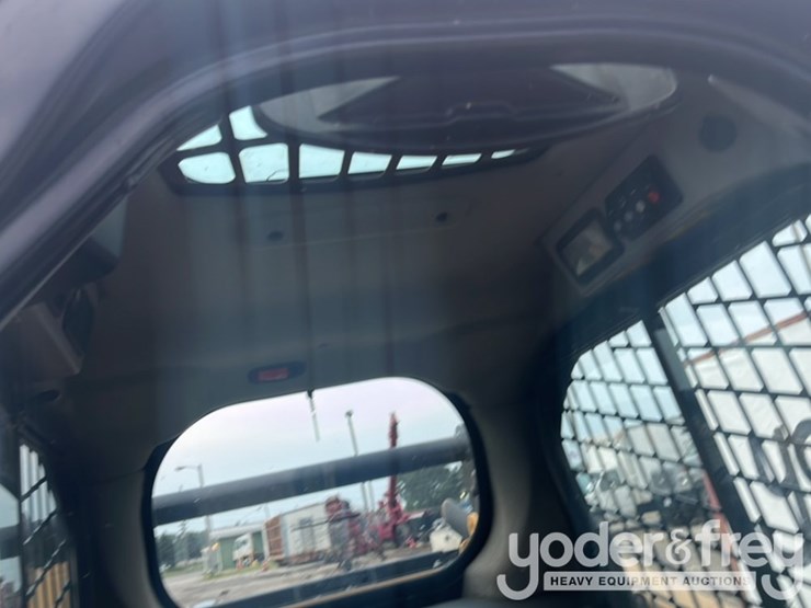 2019-caterpillar-242d-image-25