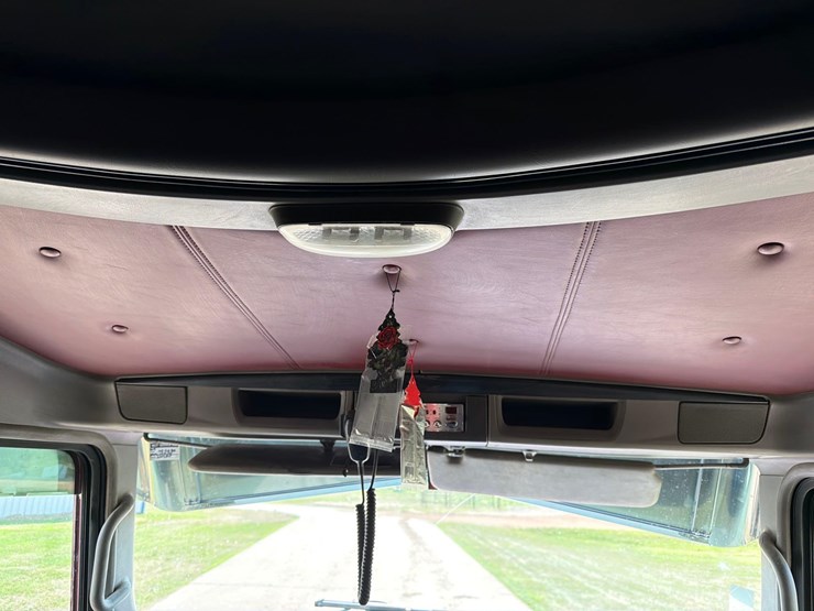 2010-kenworth-t660-image-48