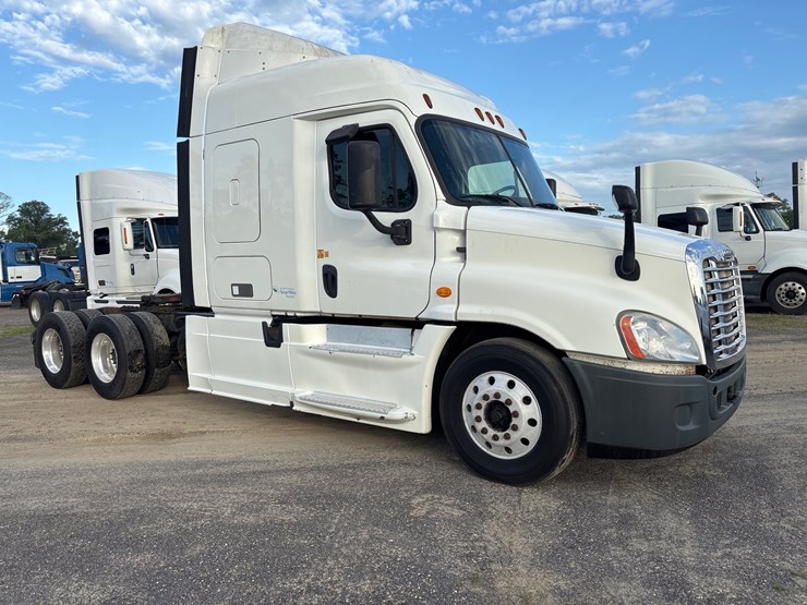 #225-•-2014-freightliner-tractor-truck-image-2