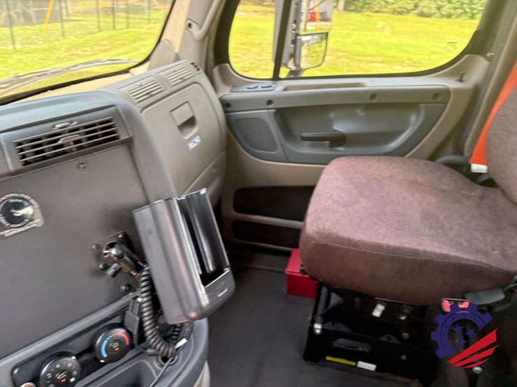 2017-freightliner-cascadia-113-image-57