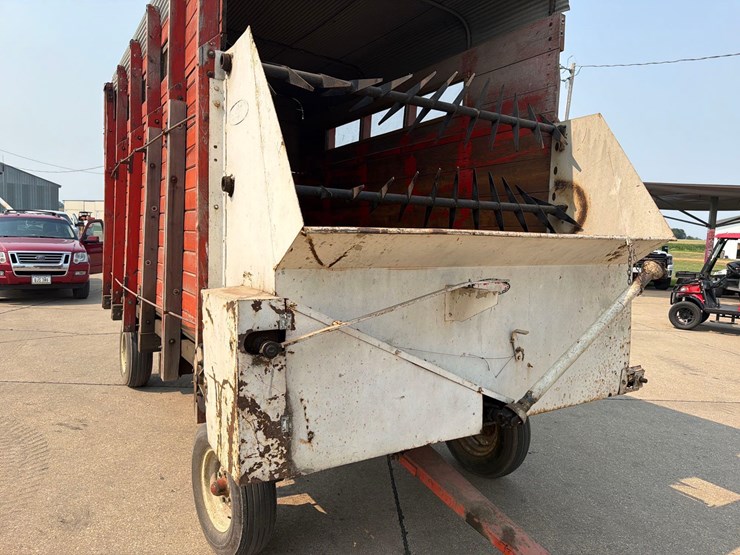 lindsay-14ft-front-unload-silage-wagon-image-11