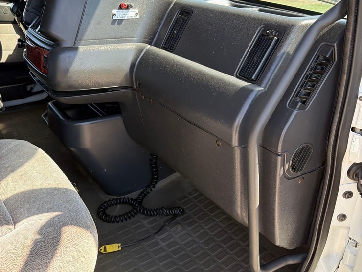 1999-volvo-vn-image-34