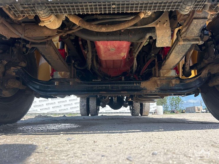 2017-freightliner-m2-106-image-48