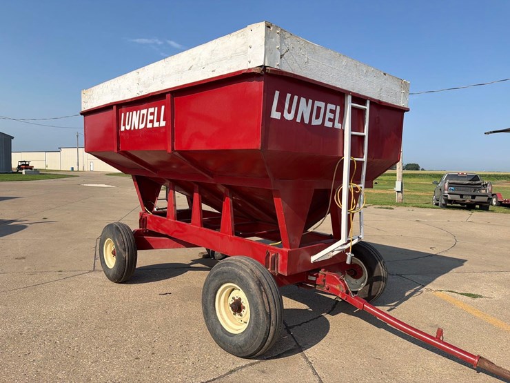 lundell-250-bushel-gravity-wagon-image-1