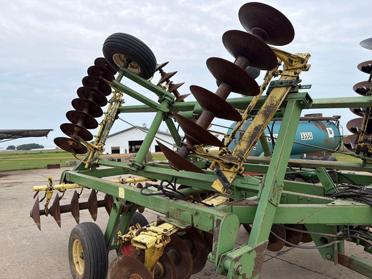 john-deere-330-image-14