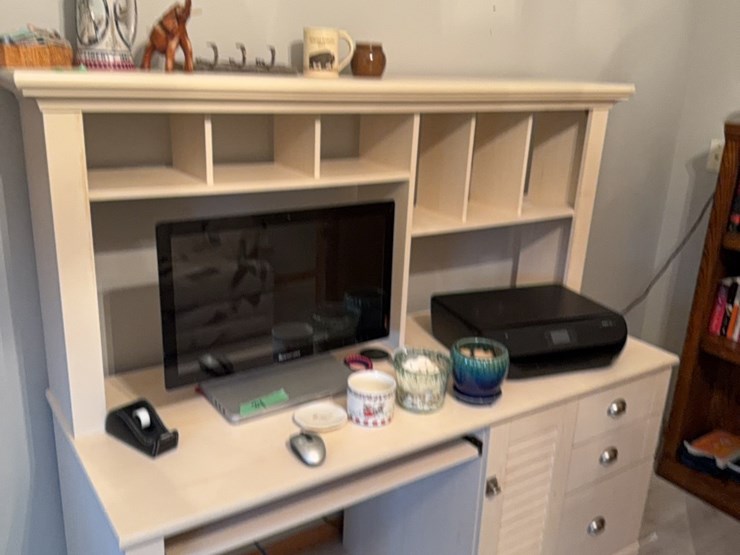 large-office-desk,-nice-shape,-modern-color-image-6