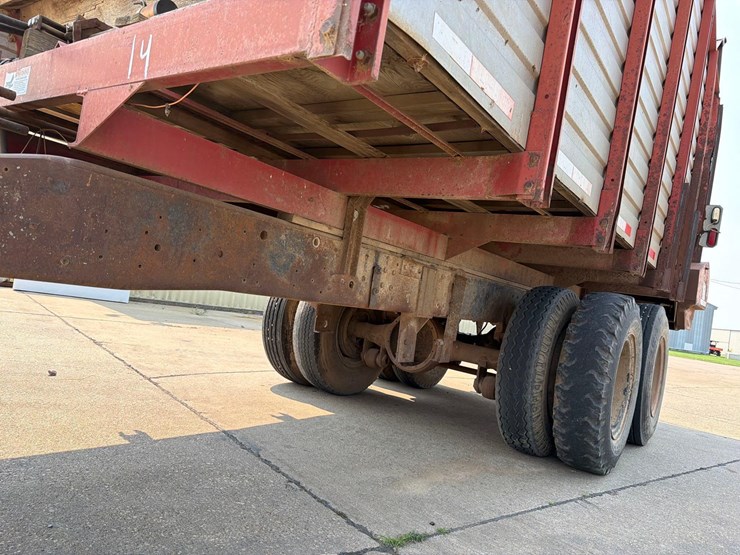 h&s-18ft-rear-unload-silage-wagon-image-12