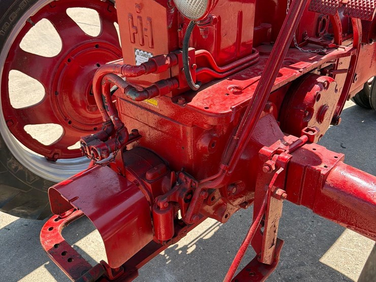 farmall-400-tractor-image-18