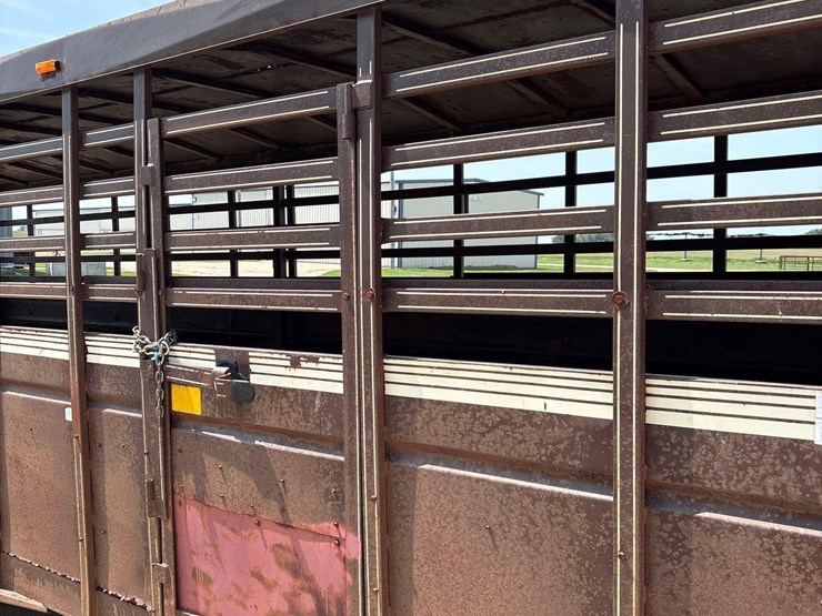 1990-trailmann-7ft-x-24ft-gooseneck-livestock-trailer-image-18
