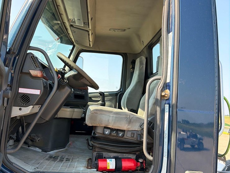 2005-volvo-semi-truck-image-26