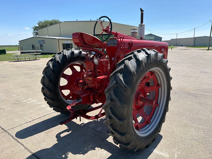 farmall-400-tractor-image-3