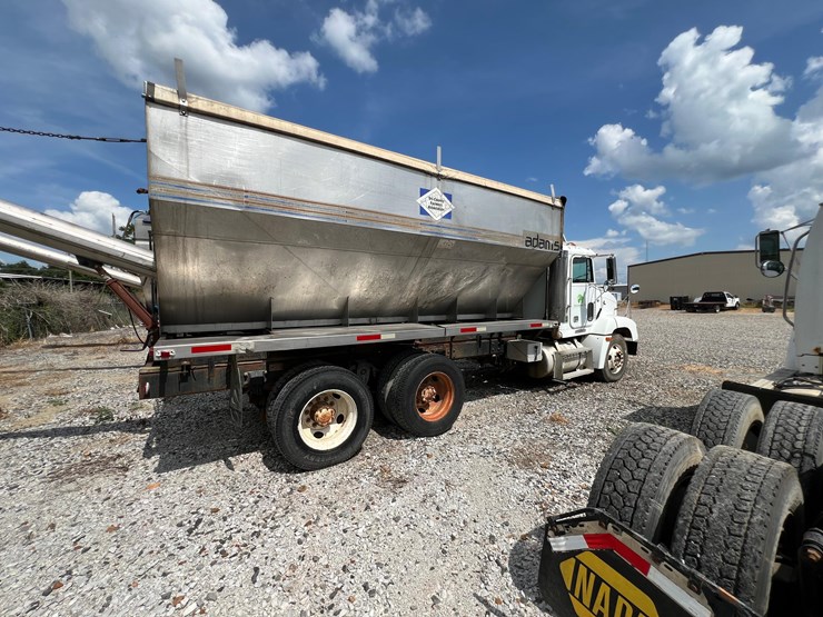 mdhd-freightliner-for-project-or-parts-equipped-with-an-m11-and-an-adams-tender-image-2