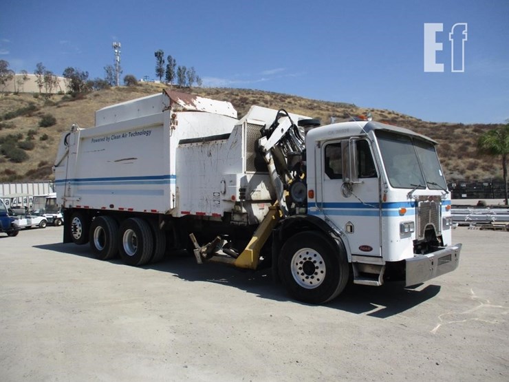 2010-peterbilt-320-image-2