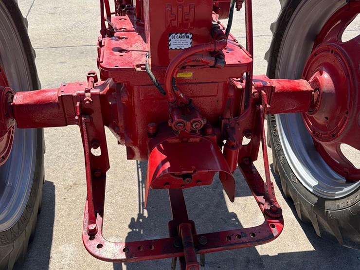 farmall-400-tractor-image-7