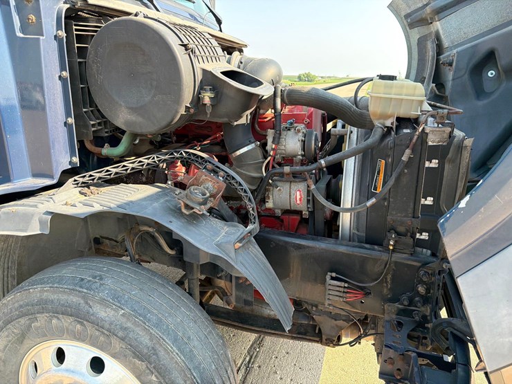 2005-volvo-semi-truck-image-53