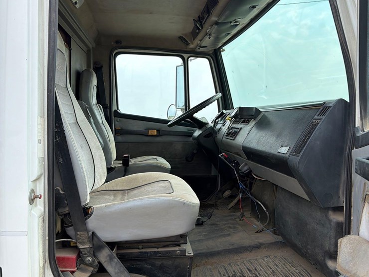 2000-freightliner-fl60-image-24