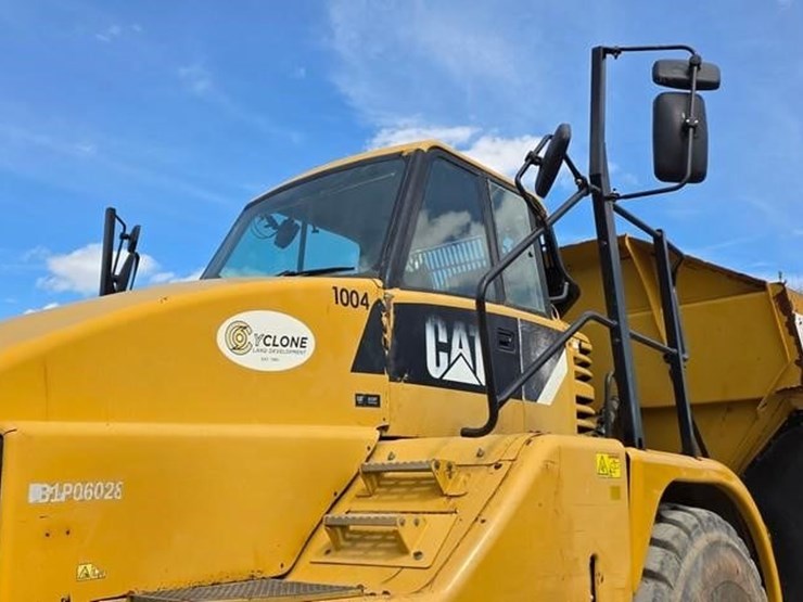 2011-caterpillar-740-image-7