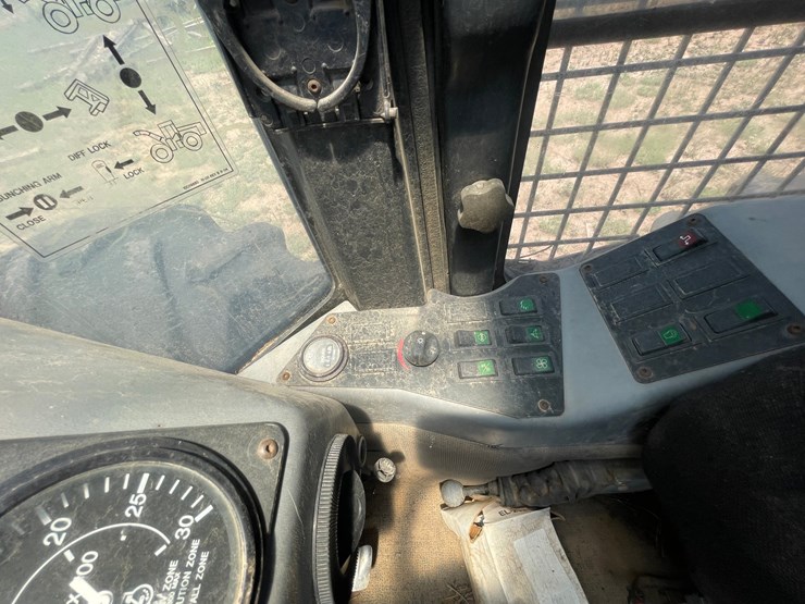 2010-caterpillar-553-image-42
