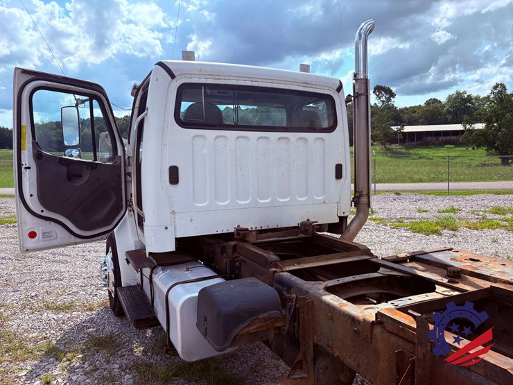 2006-freightliner-m2-106-image-80