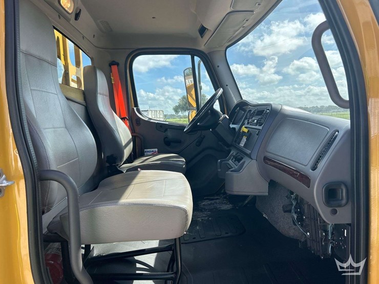 2017-freightliner-m2-106-image-19