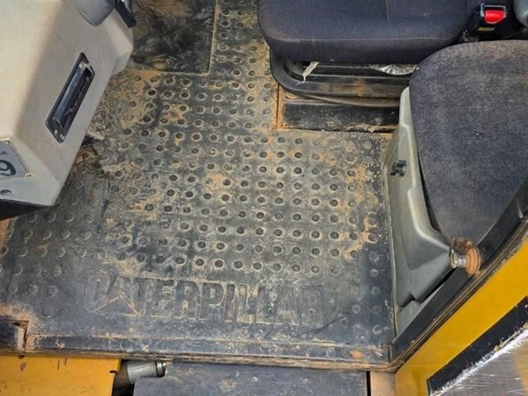 2011-caterpillar-740-image-55