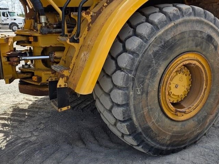 2011-caterpillar-740-image-37