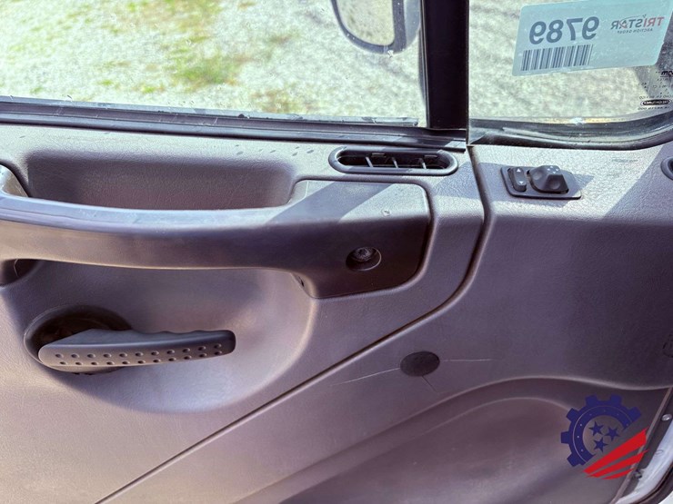 2006-freightliner-m2-106-image-77