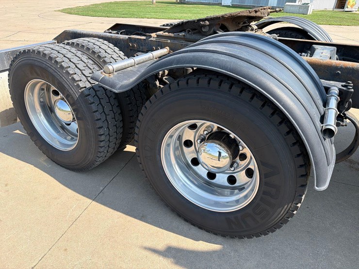 2010-kenworth-t660-image-26