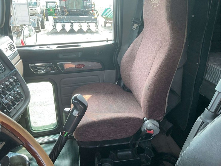 2013-peterbilt-389-image-9