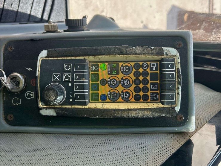 2017-freightliner-m2-106-image-40