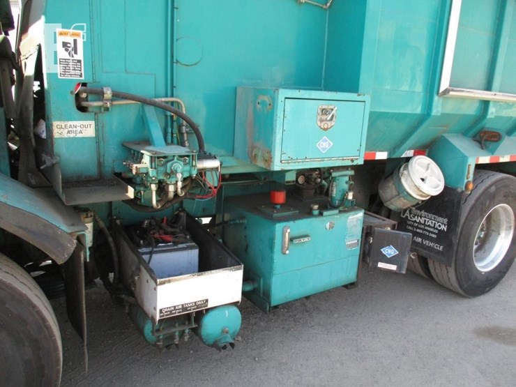2009-peterbilt-320-image-22