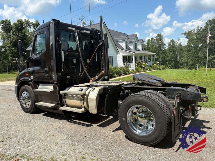2015-freightliner-cascadia-113-image-3