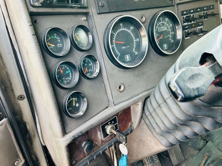 2005-kenworth-t300-image-70