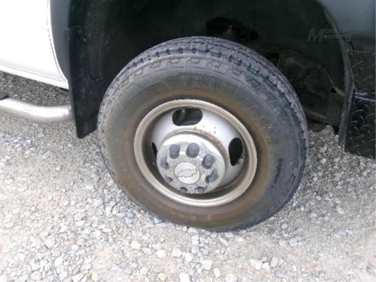 2001-chevrolet-silverado-3500-image-6