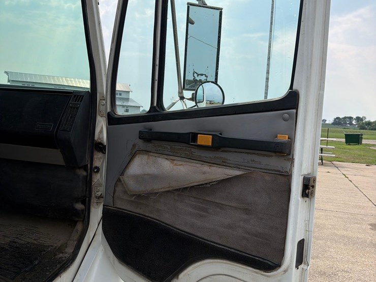 2000-freightliner-fl60-image-25