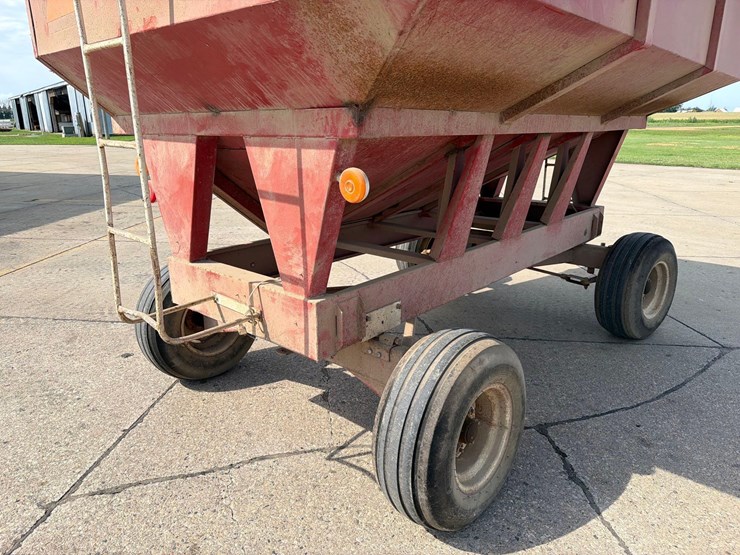 lundell-350-bushel-gravity-wagon-image-17