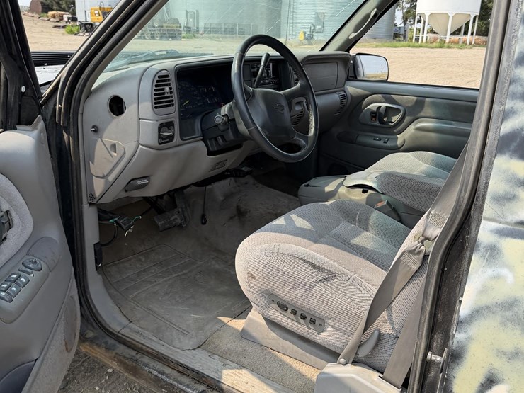1999-chevrolet-suburban-image-14