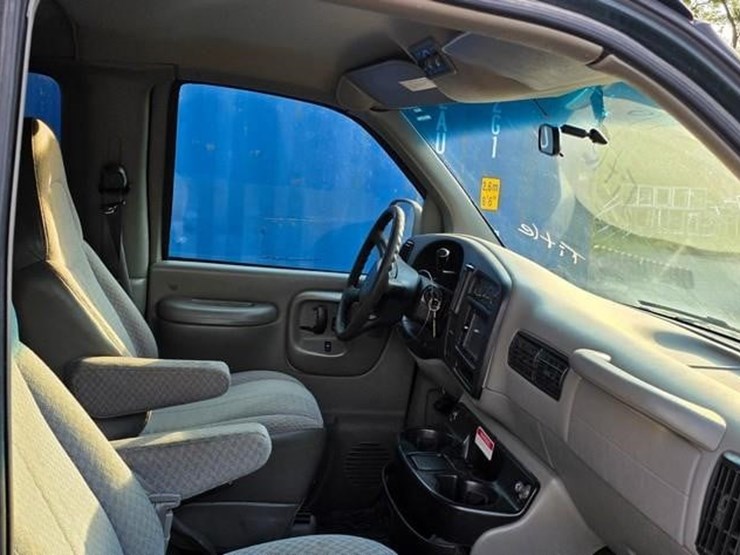 2001-chevrolet-express-3500-image-45