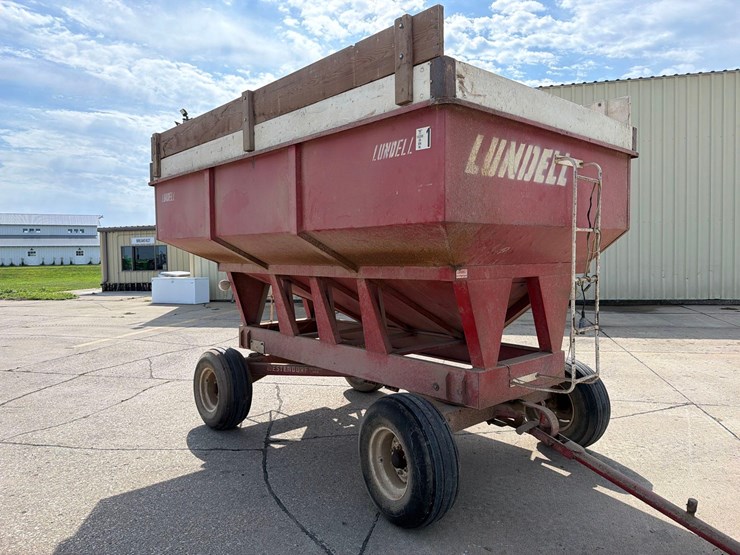 lundell-350-bushel-gravity-wagon-image-3