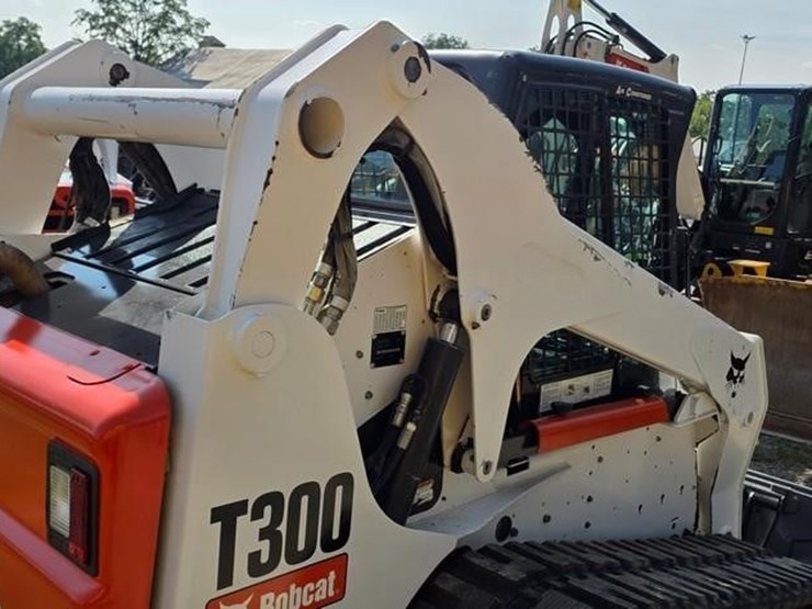 2010-bobcat-t300-image-19