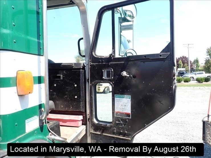 2007-peterbilt-320-image-7