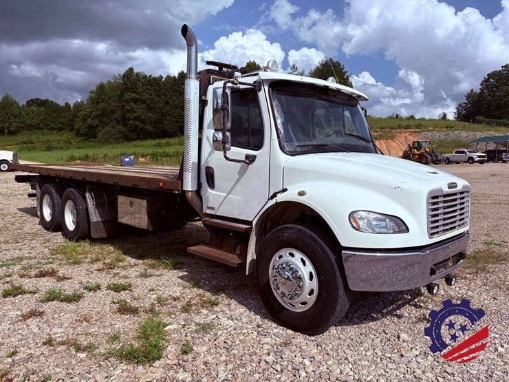 2006-freightliner-m2-106-image-5