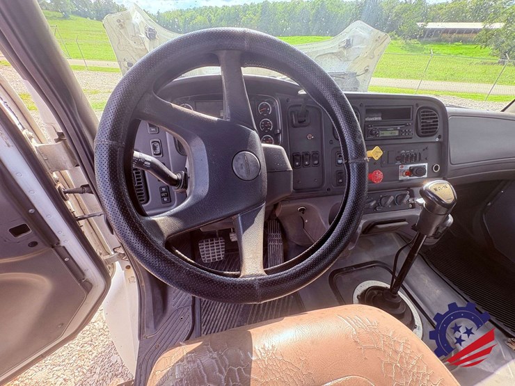 2006-freightliner-m2-106-image-65