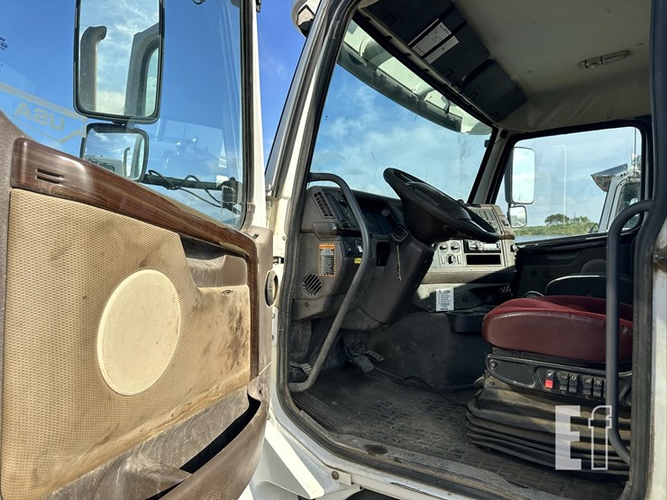 2014-volvo-vhd84ft200-image-41