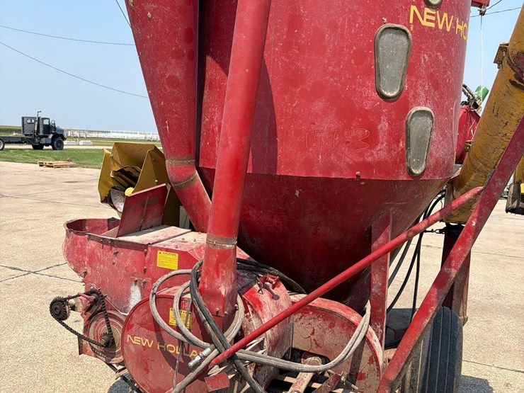 new-holland-354-image-13